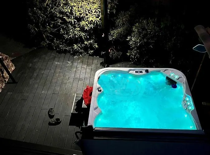 Les Mimosas Spa-jacuzzi Willa *